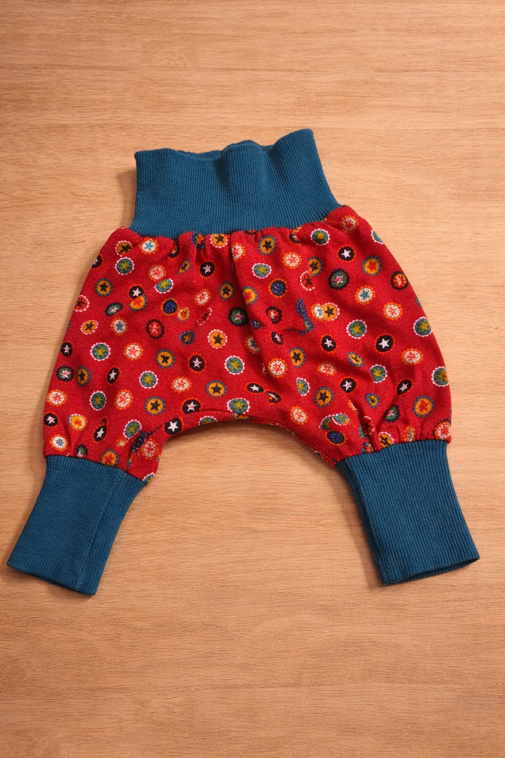 Baby Pumphose bunt – weich & bequem